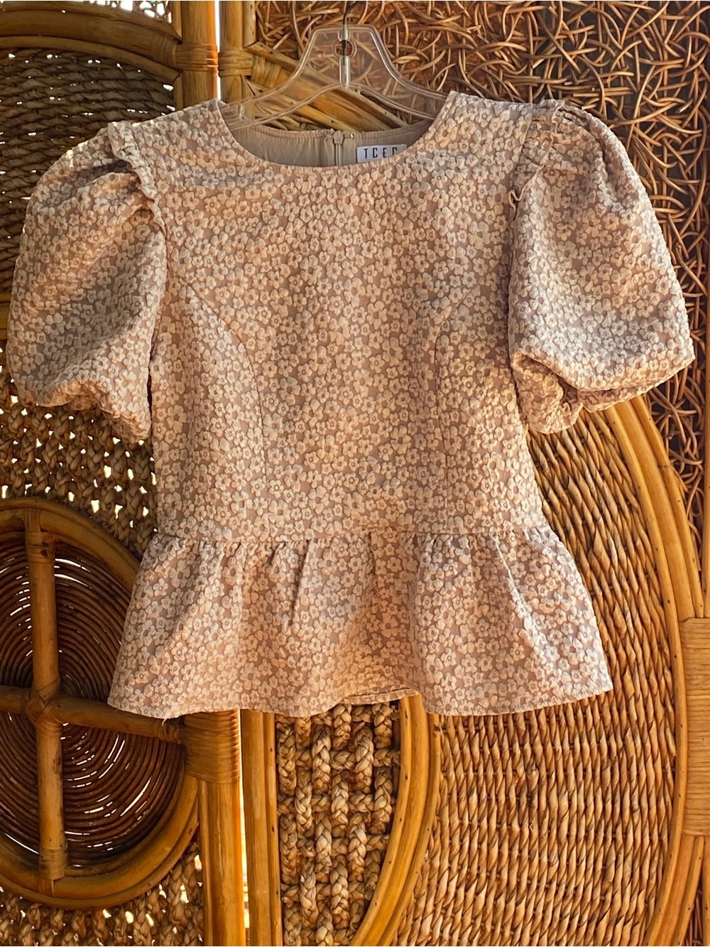 TCEC Dusty Cream Floral Peplum Puff-Sleeve Blouse Size Small